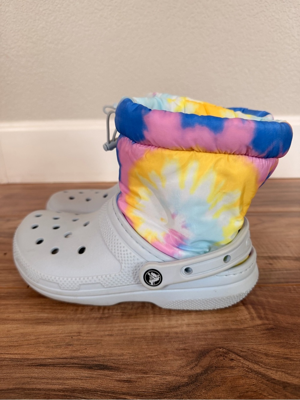 CROCS Classic Tie-Dye Puff Lined Clog Boot Light Blue Croc w/Pink, Blue & Yellow - Picture 3 of 8